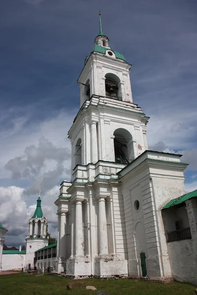 Rostov. Heilige yakovlevsky dimitriev klooster. de bell tower. — Stockfoto