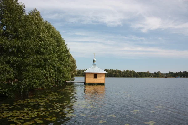 Pokrov. Ermita de la isla Vvedensky (monasterio). Capilla de baño en el lago Vvedenskoe . — Foto de Stock