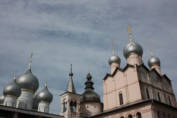 Cupolas and domes of the Rostov Kremlin. Russia, Rostov. — Stock Photo, Image