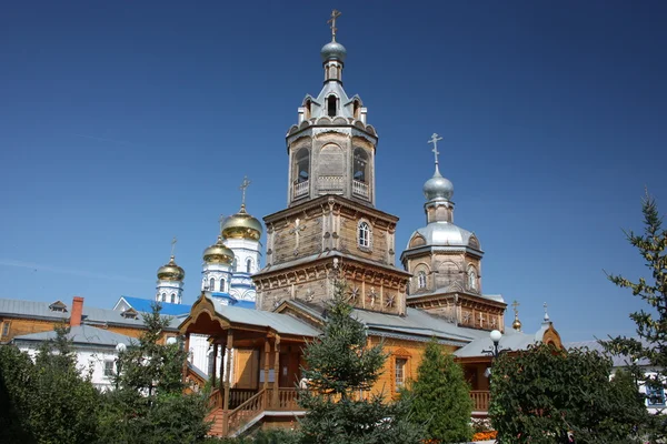 Tsivilsk. oskulden av tikhvin kloster. tempel för den helige martyren harlampy. — Stockfoto