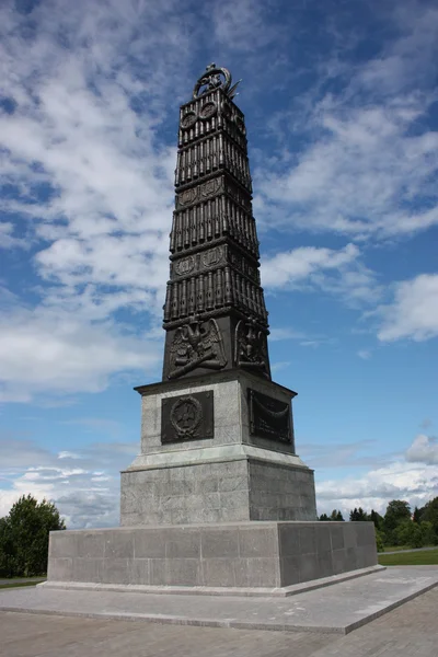 Een monument voor Russische soldaten van het dankbaar vaderland op het veld borodino — Stockfoto