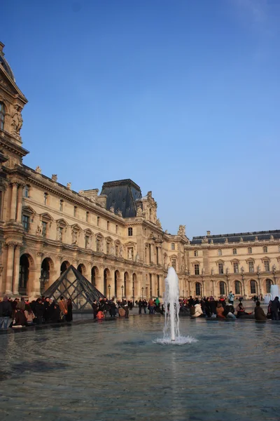 Louvre. Paříž, Francie. — Stock fotografie