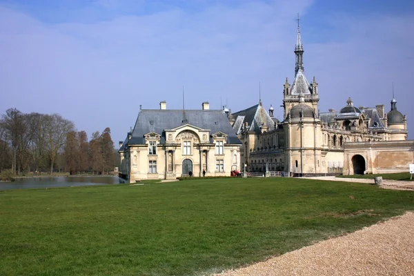 Små chantilly-slottet i utkanten av paris. Frankrike. — Stockfoto