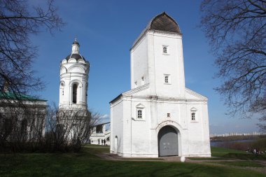 su kulesi (dyakovo gates) ve georgievskaya çan kulesi. Rusya, Moskova, manor kolomenskoe.