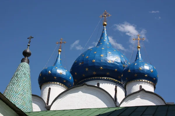 在苏兹达尔克里姆林宫的圆顶。俄罗斯、 弗拉基米尔州、 苏兹达尔. — 图库照片