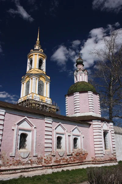 Turm und Glockentürme risopoloschenski Kloster. russland, Gebiet Wladimir, suzdal. — Stockfoto