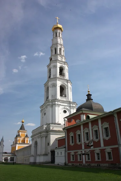 Glockenturm, patriarchalische Gemächer und Kirchen. st. nicholas ugreschski kloster. russland, moskauer region, dserschinski. — Stockfoto