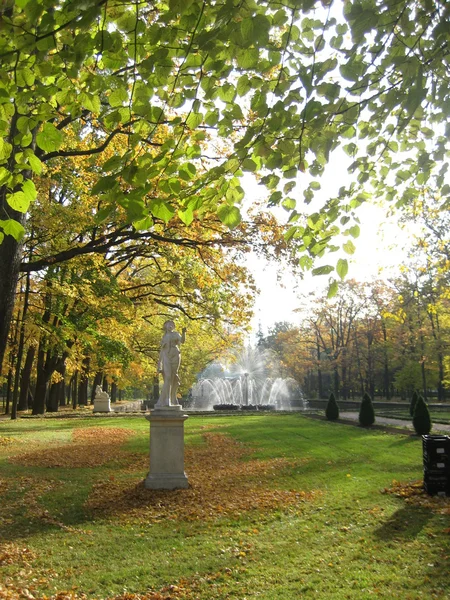 Sculpture and fountain in the park. Russia, St. Petersburg, Peterhof. — Stock Photo, Image