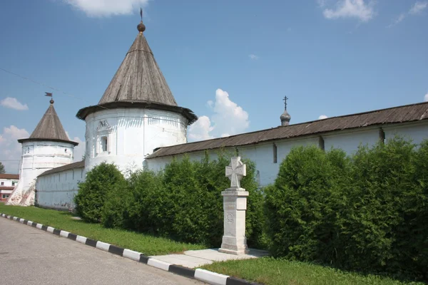 Zidul şi turnurile Mănăstirii Arhanghelului Mihail. Rusia, regiunea Vladimir, Yuriev-Polsky . — Fotografie, imagine de stoc