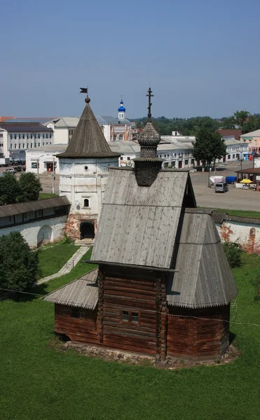 L'église George en bois et la tour du monastère de l'archange Michel. Russie, région de Vladimir, Yuriev-Polsky . — Photo