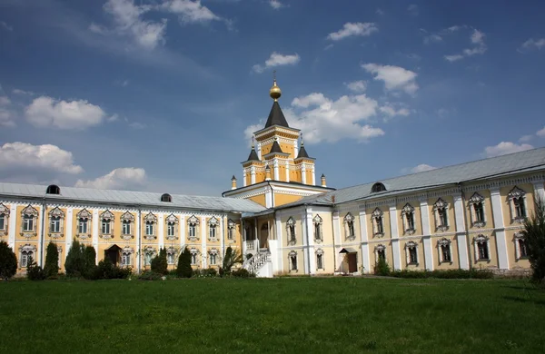 De broederlijke corps en verdriet die kerk. St. nicholas ugreshsky klooster. — Stockfoto