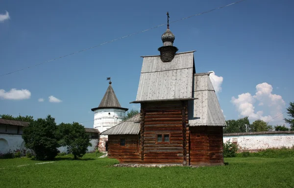 L'église George en bois et la tour du monastère de l'archange Michel. Russie, région de Vladimir, Yuriev-Polsky . — Photo