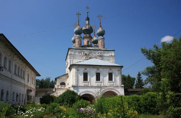 A kapu templom Szent János a Mihály arkangyal kolostor teológus. Oroszország, vladimir region, Jurjev-polsky. — Stock Fotó