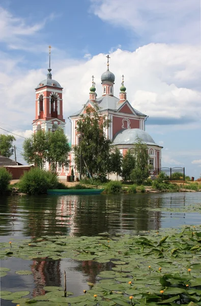 Negyven martyrs-templom a szája a folyó trubezh. Oroszország, yaroslavl régió, pereslavl — Stock Fotó