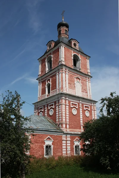 Rosja, yaroslavl region, pereslavl. Klasztor goritskii. Cerkiew Objawienia Pańskiego z dzwonnicą. — Zdjęcie stockowe