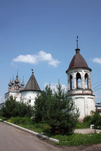 La muralla y torres del Monasterio del Arcángel Miguel. Rusia, región de Vladimir, Yuriev-Polsky —  Fotos de Stock