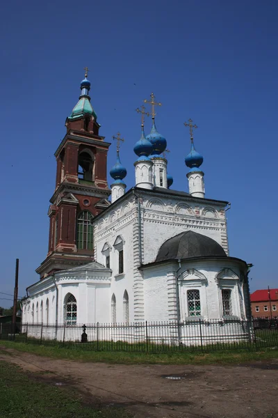 Szent védelem templomot oltárok és a harangtorony. Oroszország, Vladimir region, Jurjev-Polsky — Stock Fotó