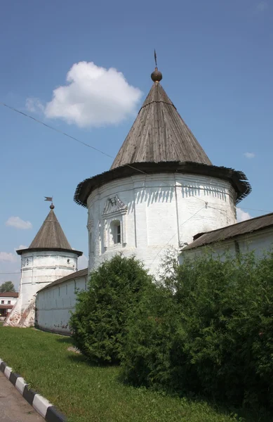 Le mur et les tours du monastère de l'archange Michel. Russie, région de Vladimir, Yuriev-Polsky. Anneau d'or de la Russie — Photo