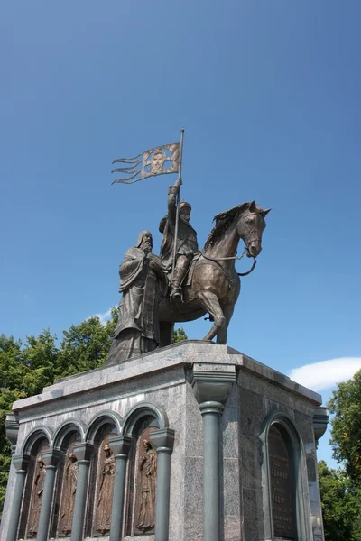 O monumento ao príncipe Vladimir e o santo Fyodor - Batista de terra Vladimir. Rússia, Vladimir. Anel de Ouro da Rússia — Fotografia de Stock