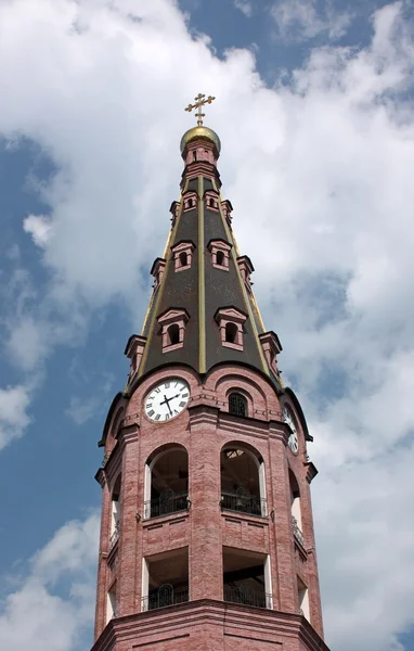 Torre de sino com relógio. Monastério da Santíssima Trindade. Rússia, República de Chuvash, Alatyr — Fotografia de Stock