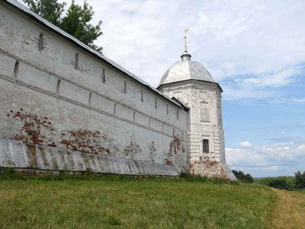 Wieża i mur z klasztoru goritskiy. Rosja, yaroslavl region, pereslavl — Zdjęcie stockowe