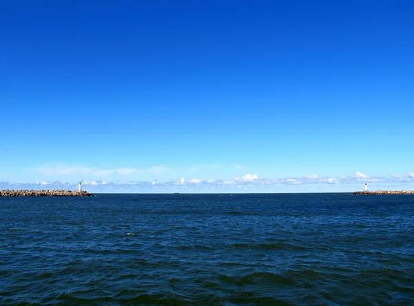 Два маяка в море. Латвия, Вентспилс — стоковое фото