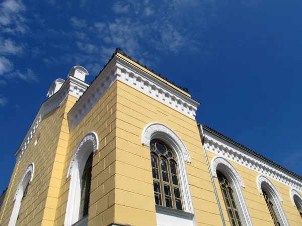 Arkitekturen. byggnaden av stadens huvudbibliotek Kuldīga, Lettland — Stockfoto