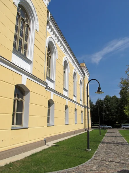 Architektura. budova ve městě hlavní knihovna kuldiga, Lotyšsko — Stock fotografie