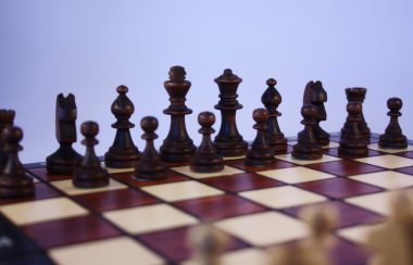 Satranç tahtasındaki satranç taşları