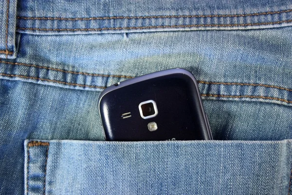 Schwarzes Telefon in der Tasche — Stockfoto