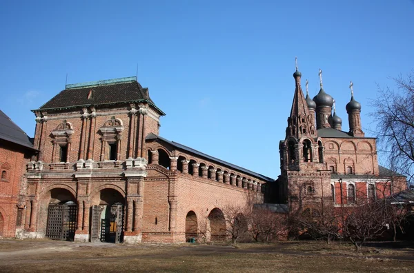 Conjunto de cámaras Krutitsky. Pasajes arqueados y Catedral de la Asunción — Foto de Stock