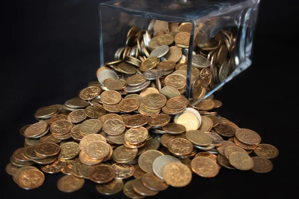 Mynt spill ur burken从一个罐子里的硬币泄漏 — Stockfoto