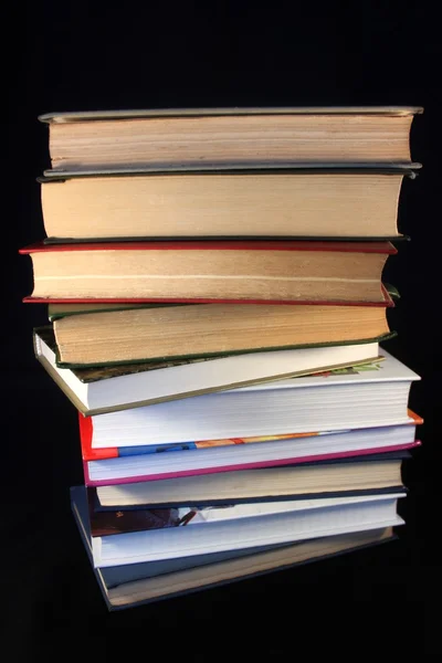 Stapel alter und neuer Bücher — Stockfoto