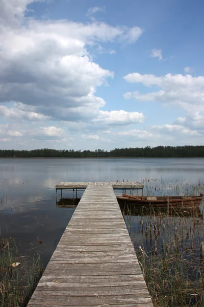 Barcos amarrados en el lago Grutas. Lituania — Foto de Stock