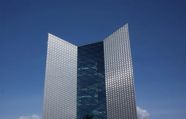 O edifício alto moderno . — Fotografia de Stock