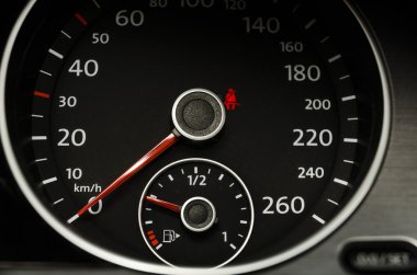 Bir araba hız göstergesini kapat