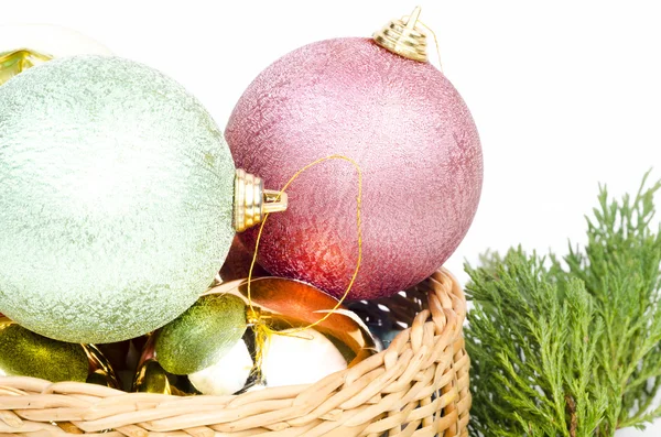 Gros plan des boules de Noël dans le panier — Photo