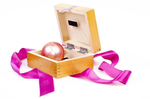 Boule de Noël en boîte en bois comme cadeau — Photo