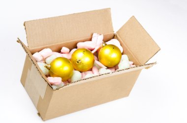 Noel topları ile karton kutu