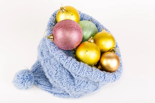 Bolas de Natal em chapéu de malha azul — Fotografia de Stock