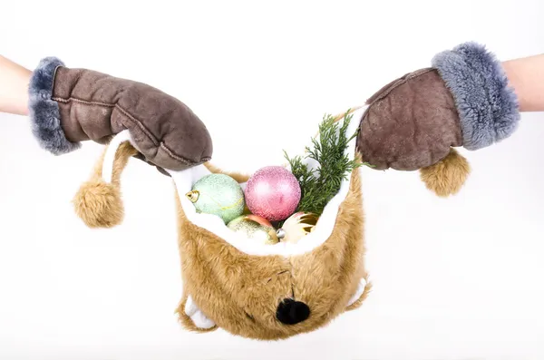 Chapéu de urso cheio de decorações de Natal — Fotografia de Stock