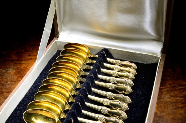 Krabice vintage pozlacené lžičky — Stock fotografie
