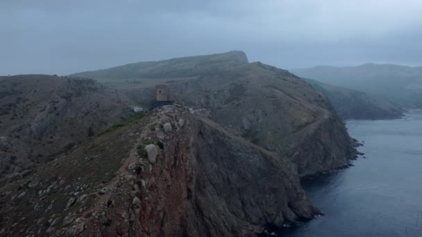 Klippe der Balaclava-Bucht an einem regnerischen Tag — Stockvideo