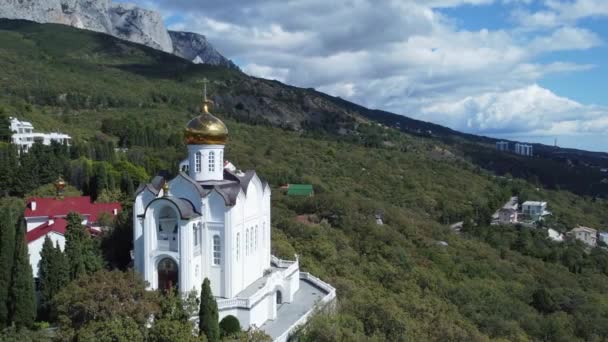 Εκκλησία στην άκρη του γκρεμού στα βουνά — Αρχείο Βίντεο