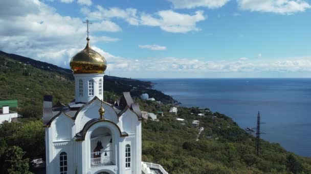 Iglesia en el borde del acantilado en las montañas — Vídeos de Stock