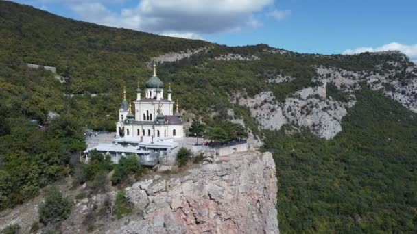 Εκκλησία στην άκρη του γκρεμού στα βουνά — Αρχείο Βίντεο