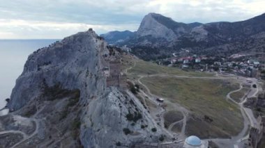 Sudak City, CRIMEA 'daki dağlardaki bir kalenin havadan çekilmiş görüntüleri
