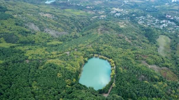 Filmato aereo di un lago verde con riflesso di nuvole sulla superficie — Video Stock