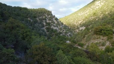 Büyük dağların arasındaki inanılmaz yeşil bir vadinin havadan çekilmiş görüntüsü.