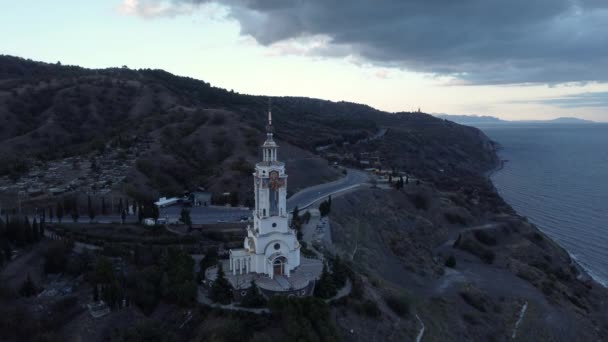 Kilisenin Alacakaranlıktaki Dağlardaki Uçurumun Kenarındaki Hava Görüntüleri Yüksek Kalite Görüntü — Stok video